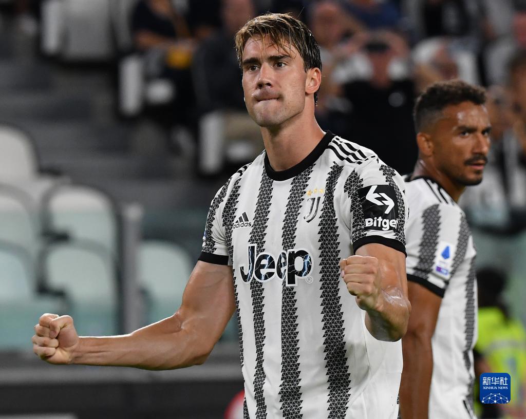 内维尔：卢克·肖防守时必须更强硬，他让后防的队友陷入两难（内维尔点名卢克·肖：防守强度需提升，别再让后防队友为难）