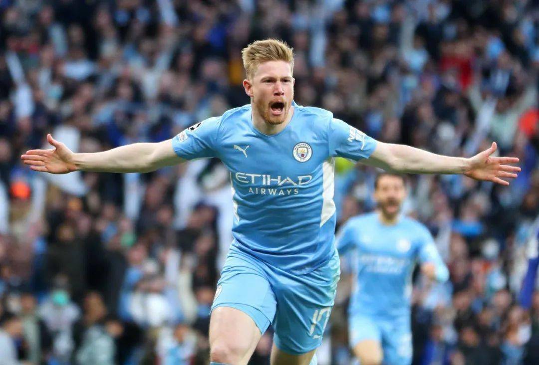 梅努哥哥身穿“放梅努离队”T恤现身球场，对阿莫林表示抗议（梅努兄长穿“让梅努走”字样T恤亮相球场，矛头直指阿莫林）