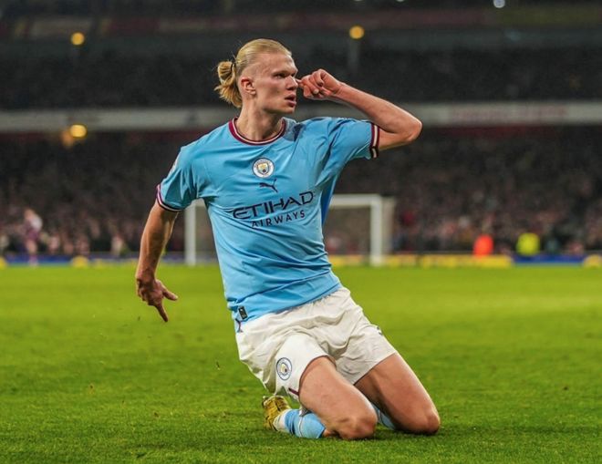 澳超半场：双方后防线均表现出色，惠灵顿凤凰暂0-0喷气机（澳超半场：双方防线稳固，惠灵顿凤凰与喷气机暂0-0）