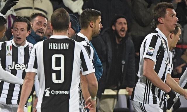 从埃夫勒街区到足球界巅峰：记登贝莱和乌帕梅卡诺的友谊（埃夫勒到足坛之巅：登贝莱与乌帕梅卡诺的同路传奇）