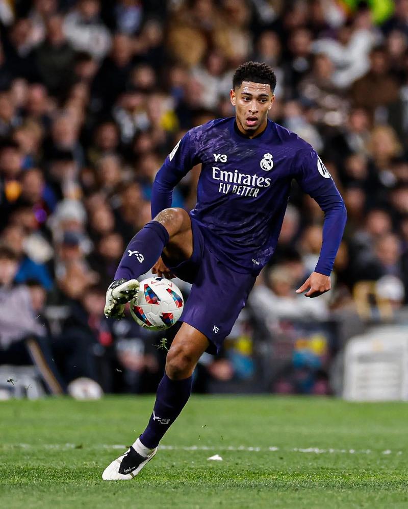 英超中游陷大乱斗！11队仅差6分，曼联利物浦等四队同积26分（英超中游混战白热化：11队分差仅6分，曼联、利物浦等四队同积26分）